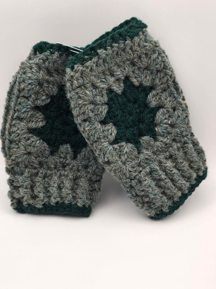 Short Granny Square Handwarmer (Green)